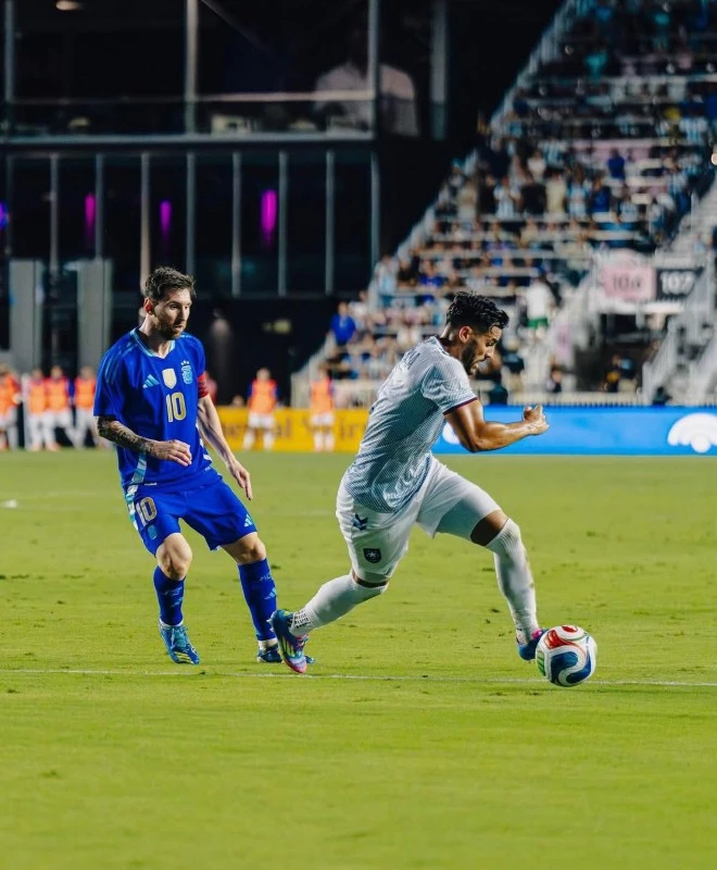 Nicolas Cardona y Lionel Messi durante el partido amistoso Siello football