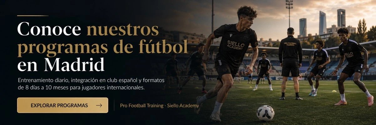 Jugadores internacionales entrenan en Madrid en un banner de acceso a los programas de fútbol de Pro Football Training y Siello Academy.