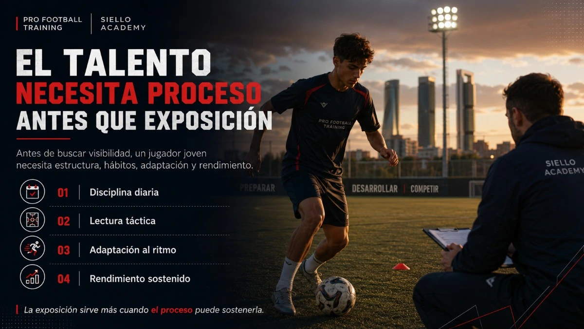 Jugador joven entrenando en Madrid mientras un entrenador evalúa su proceso antes de buscar exposición en fútbol