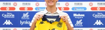 Carter Barron holding a yellow AD Alcorcón shirt during his club presentation.