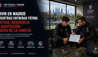 Jugador internacional revisando su rutina diaria con un miembro del staff de Siello Academy en Madrid dentro de un programa de fútbol con residencia, supervisión y adaptación